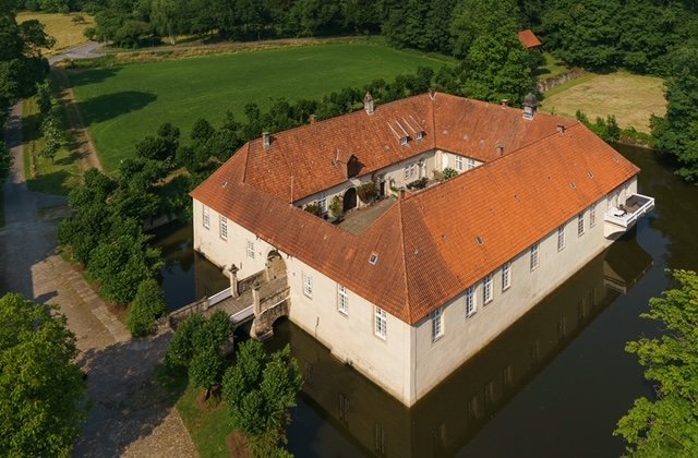 Das Wasserschloss Haus Marck öffnet seine ansonsten für das Publikum geschlossenen Pforten und lädt am Schlösser- und Burgentag zu Führungen, Musik und Puppentheater ein/ © Rainer Herzog