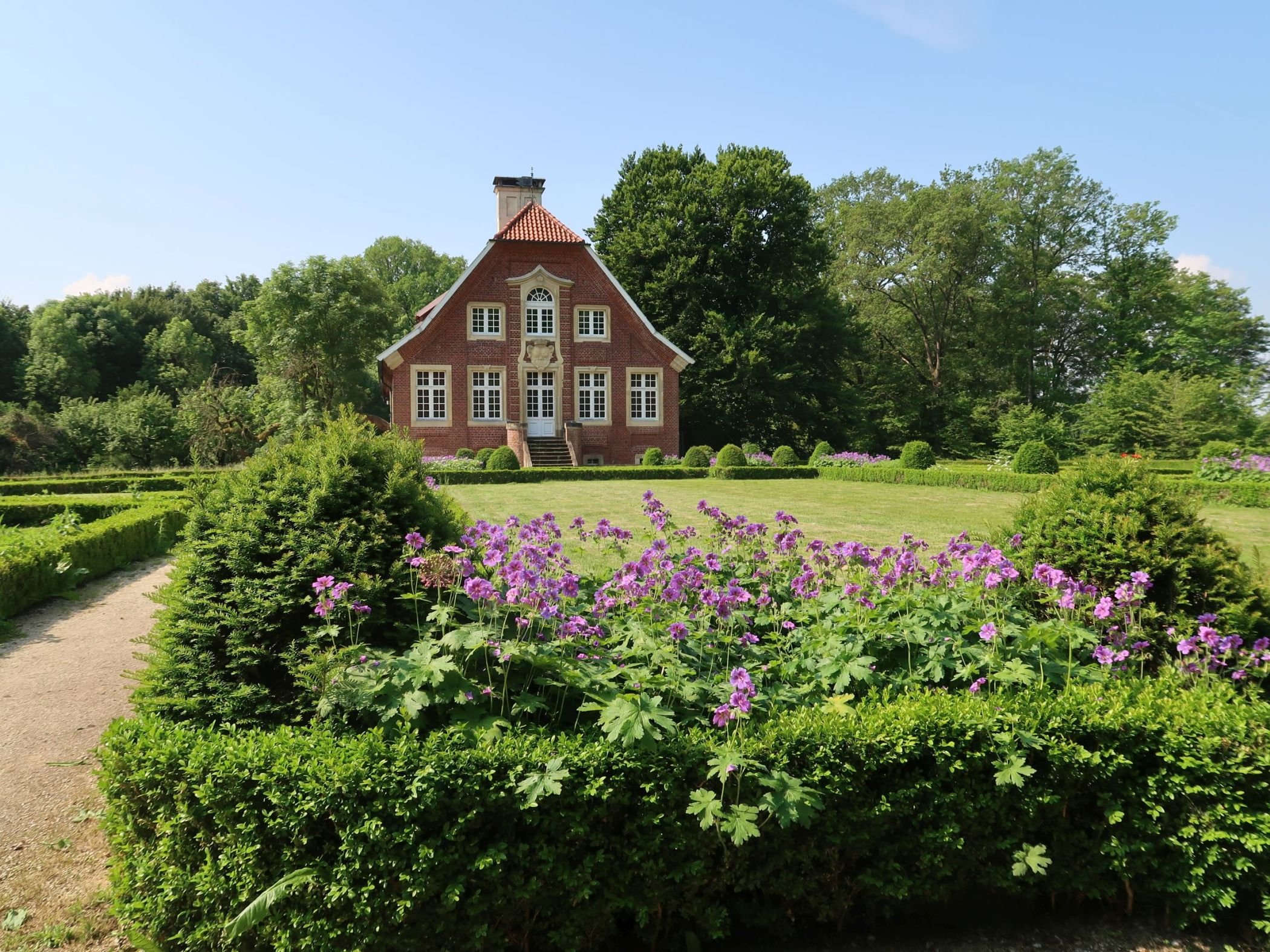 Der Barockgarten an Haus Rüschhaus in Münster ist von einer Gräfte umgeben und 1825 nach Plänen von Johann Conrad Schlaun wiederhergestellt worden / Udo Woltering