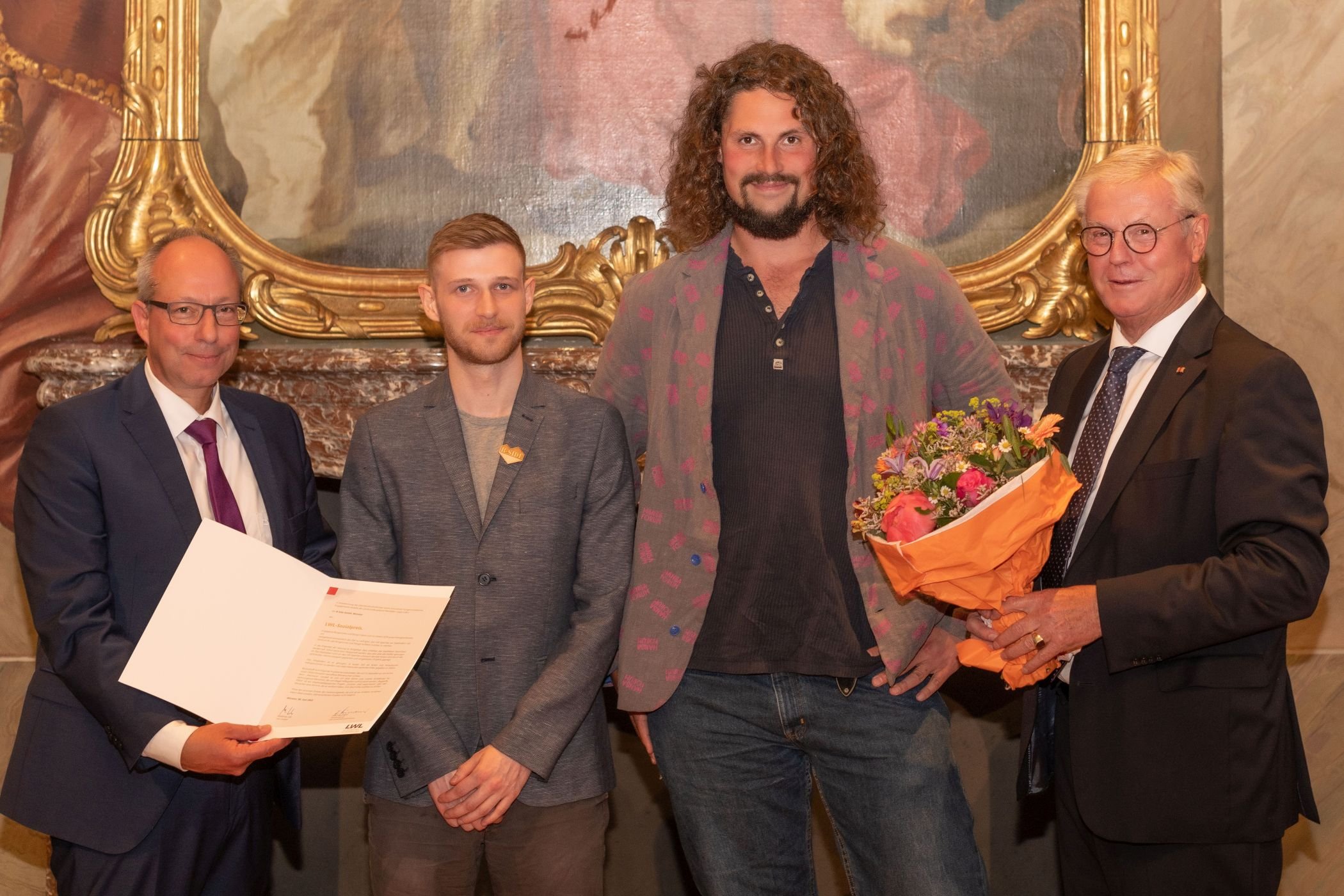 Den LW-Sozialpreis übergeben LWL-Direktor Matthias Löb (l.), und Klaus Baumann, Vorsitzender der LWL-Landschaftsversammlung, (r.) an Christopher Schmoll (2.v.l.). und Sascha Kullak für das B-Side Kollektiv aus Münster / LWL