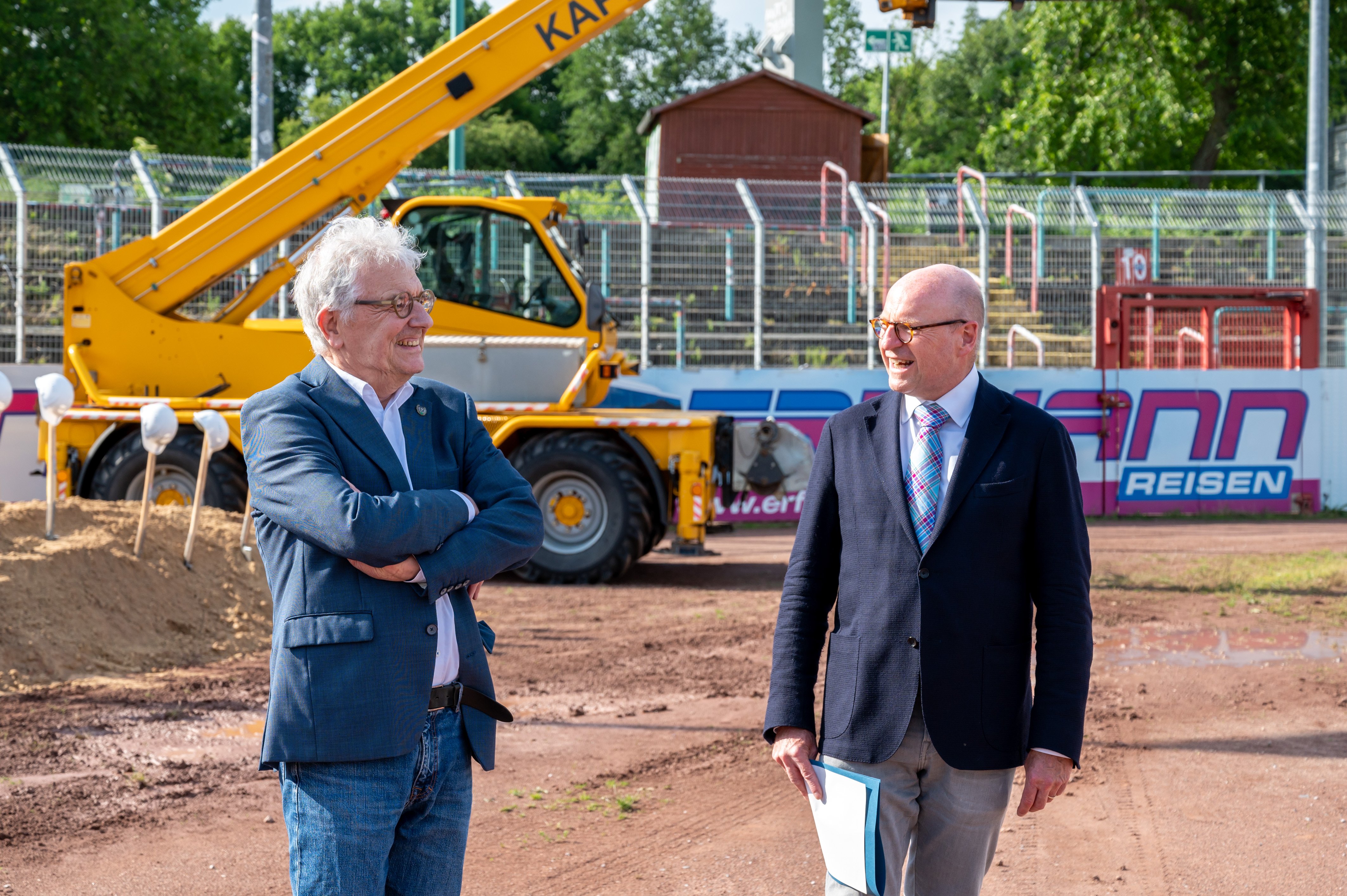 Preußen-Präsident Christoph Strässer (links) und Oberbürgermeister Markus Lewe freuen sich, dass mit dem Rückbau der Westtribüne - im Hintergrund - jetzt die Umgestaltung des Stadions an der Hammer Straße begonnen hat / Stadt Münster/Möller