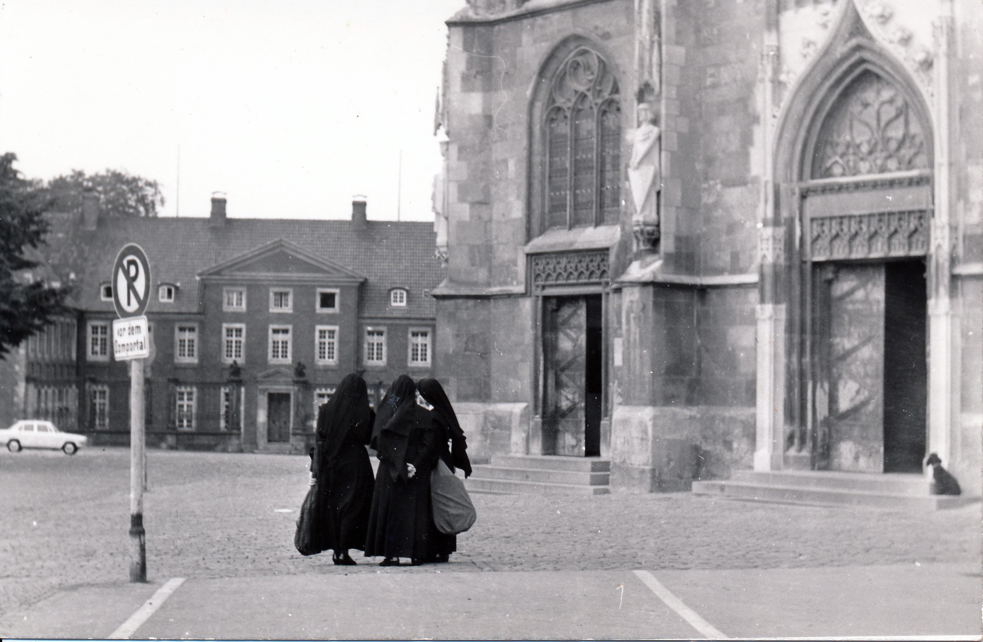 Ordensfrauen auf dem Domplatz / Sammlung Henning Stoffers