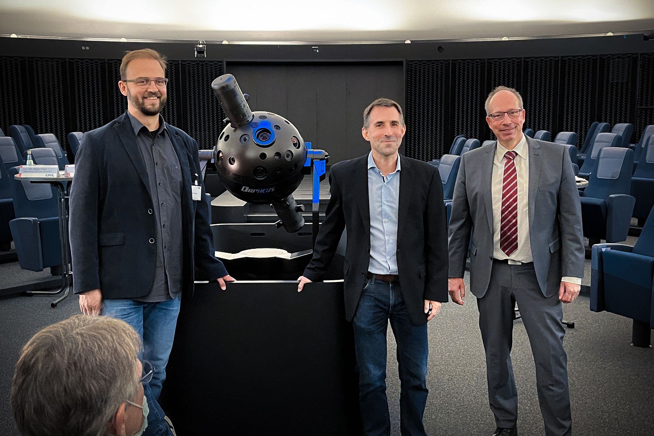 v.re.n.li.: LWL-Direktor Matthias Löb, Planetariumsleiter Dr. Björn Voss und Museumsdirektor Dr. Jan Ole Kriegs stellen der Presse das rundum erneuerte Planetarium vor /  LWL / Fialla