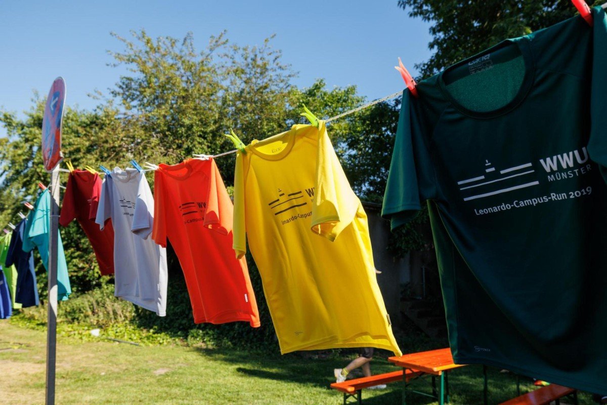 Eine Tradition beim Leonardo-Campus-Run: die bunten Laufshirts. Das Jubiläumsshirt für den diesjährigen Lauf war allerdings feierlich schwarz / © WWU - Peter Leßmann