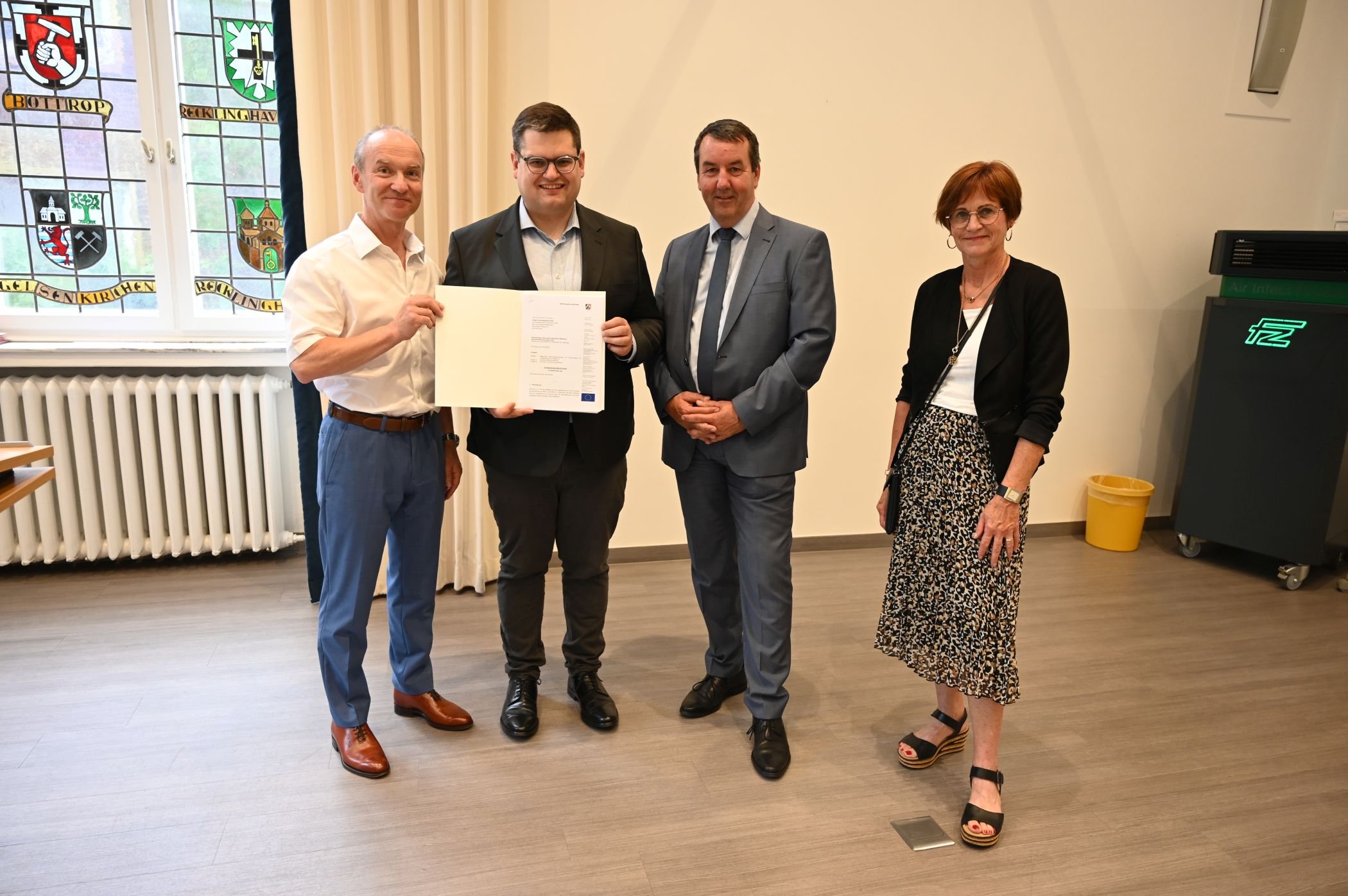 LWL-Baudezernent Urs Frigger und Betriebsleiter Matthias Gundler (Mitte v.l.) empfangen von Ralf Weidmann, Abteilungsleiter "Regionale Entwicklung, Kommunalaufsicht und Wirtschaft", und Karin Geißler (r.), der Dezernentin "Planen und Bauen" der Bezirksregierung Münster, den Förderbescheid / Bezirksregierung Münster