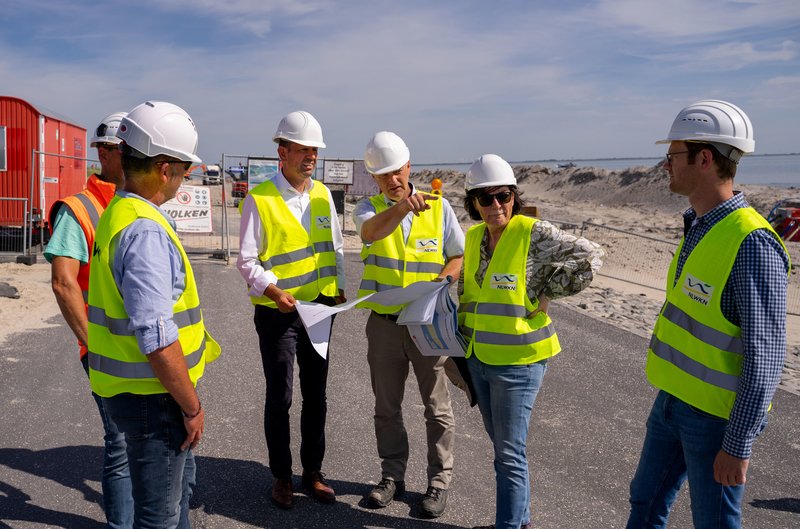 Im Gespräch mit dem NLWKN-Team Dirk Endler und Ulrich de Vries vor Ort (v.l.): Olaf Lies, Frank Thorenz und Anne Rickmeyer bei der Besichtigung der Baustelle in dieser Woche (Foto: Lippe/NLWKN)