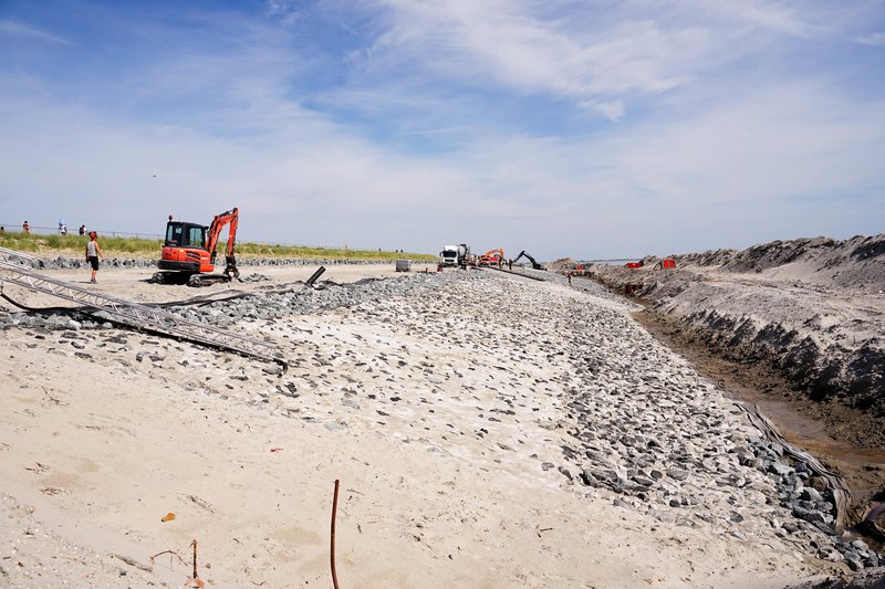 Die erste Hälfte des Küstenschutzprojekts konnte bereits 2021 fertiggestellt werden. Aus Rücksicht auf den Tourismus arbeitet sich die Baustelle derzeit vom Weststrand weg in Richtung Hafen vor (Foto: Lippe/NLWKN)