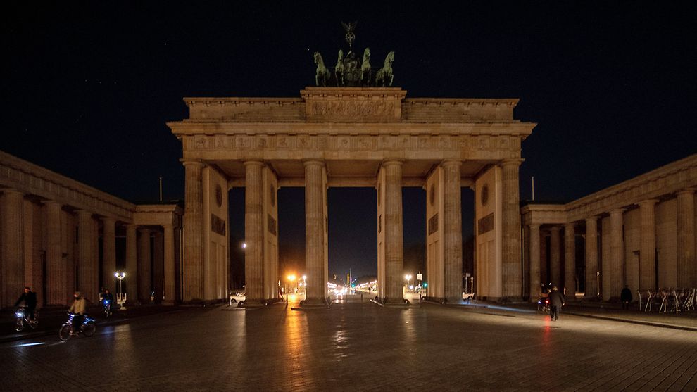 Das Brandenburger Tor unbeleuchtet während der Earth Hour: Die Beleuchtung von Baudenkmälern wird verboten, soweit sie nicht zur Aufrechterhaltung der Verkehrssicherheit oder zur Abwehr anderer Gefahren erforderlich ist.  Foto: IMAGO/epd/Rolf Zoellner