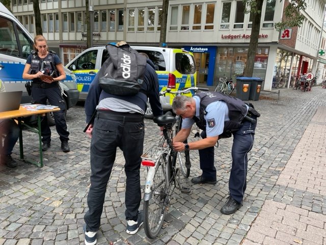 Die Polizei Münster registrierte am Dienstagmorgen Fahrräder am Harsewinkelplatz (Stadt40)