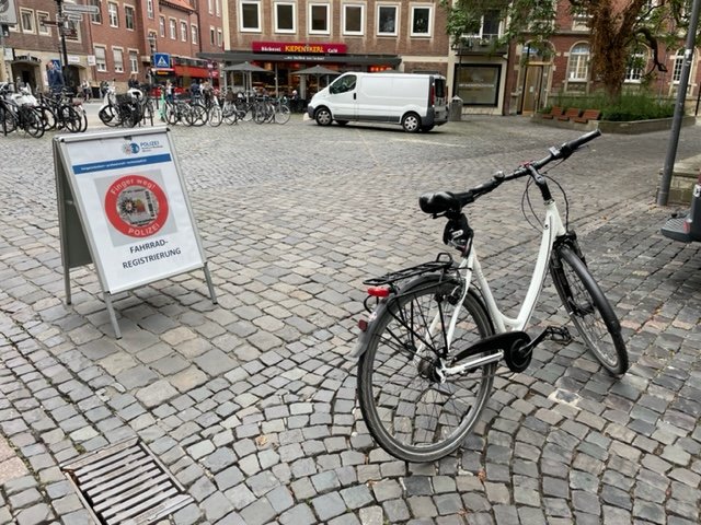 Die Polizei Münster registrierte am Dienstagmorgen Fahrräder am Harsewinkelplatz (Stadt40)