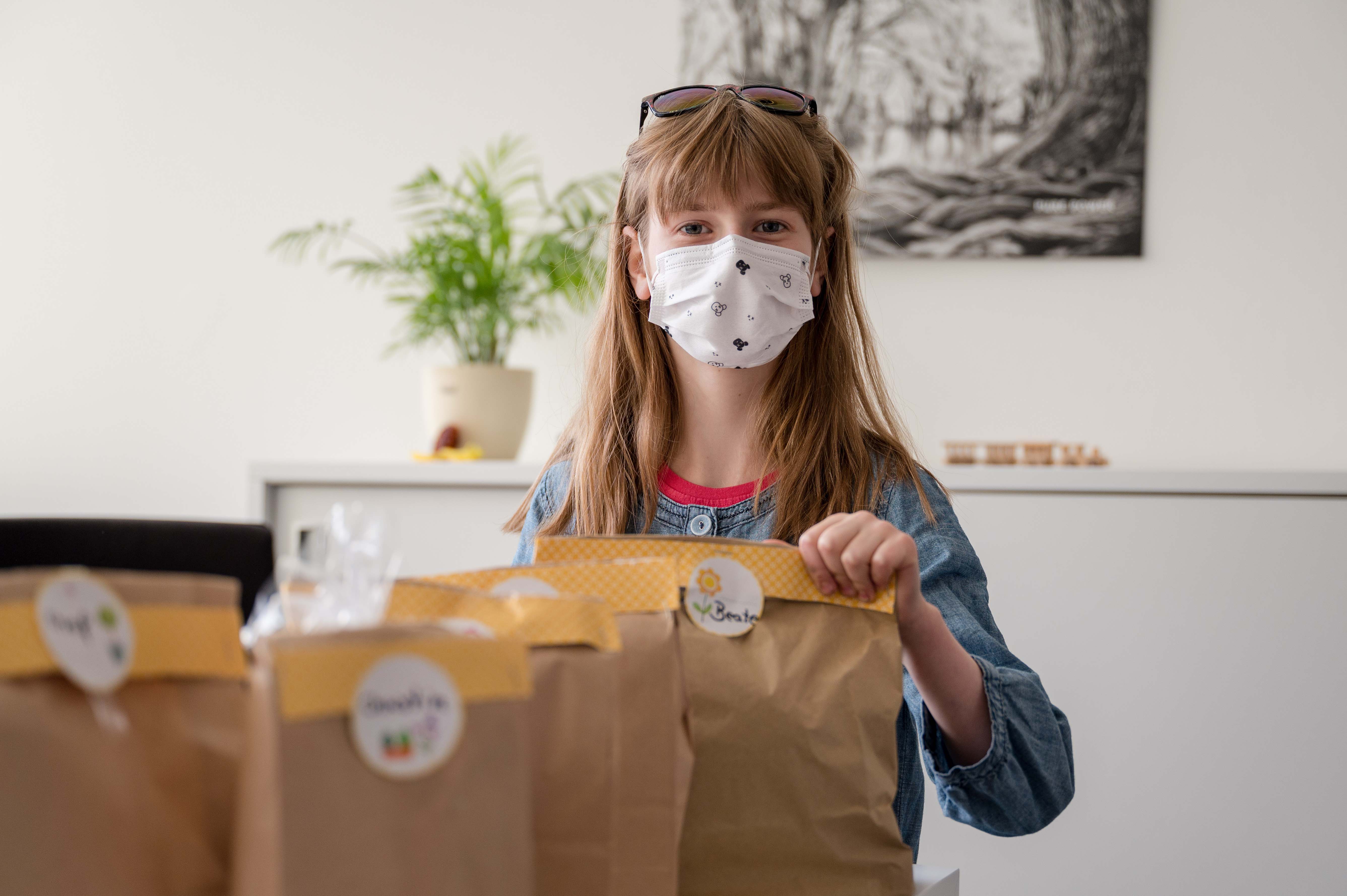 Enge Verbundenheit zum UKM: Sophie hat neben ihrer großen Geldspende auch eine persönliche Überraschung für alle Mitarbeitenden der Kinderkardio-Ambulanz mitgebracht (Foto: UKM)