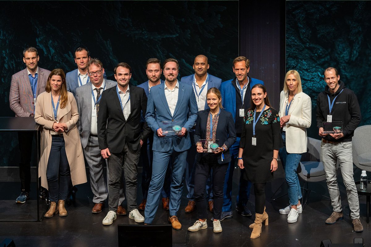 Die Vertreter*innen der Start-ups Installion GmbH, ProteinDistillery GmbH und die traceless materials GmbH gewannen den Deutschen Nachhaltigkeitspreis in der Kategorie „Next Economy Award“. (Foto: Deutscher Nachhaltigkeitspreis/Ralf Ruehmeier)