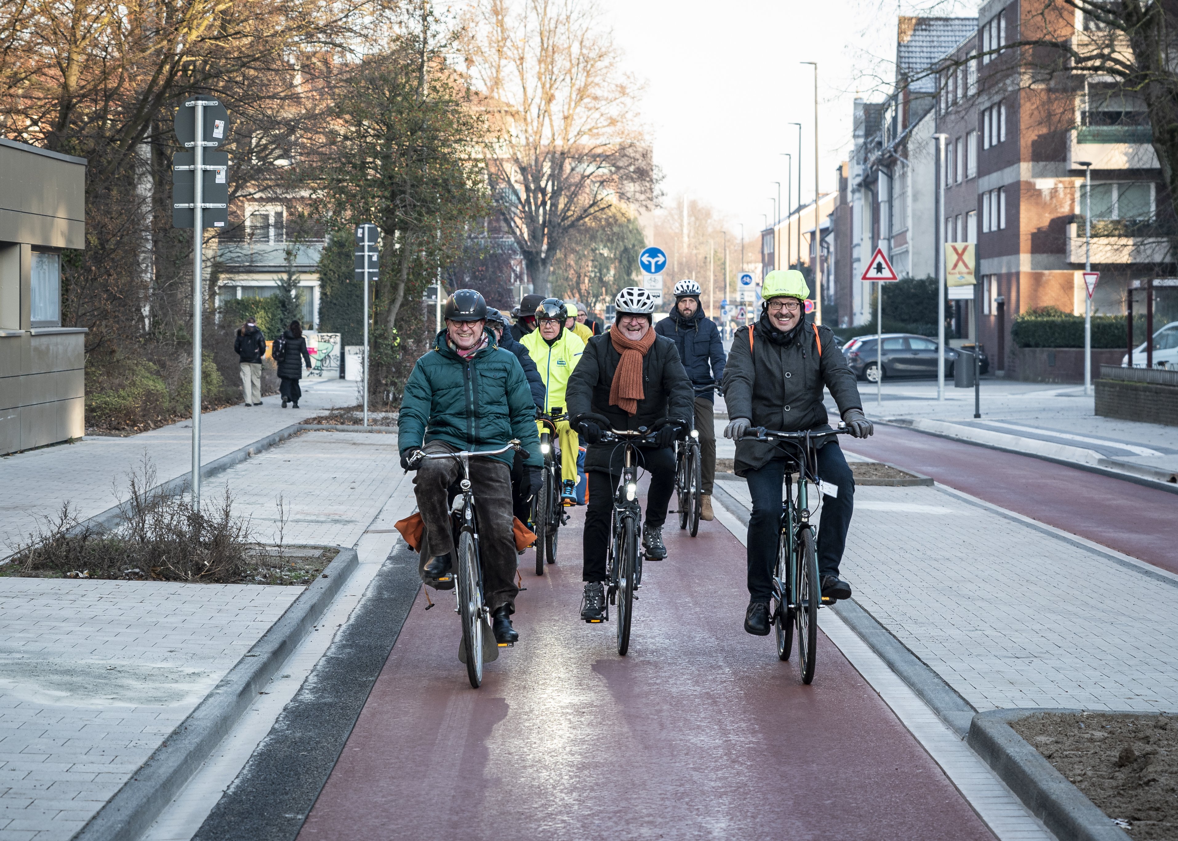 Foto 2: Münsters Oberbürgermeister Markus Lewe und die Bürgermeister Karl Piochowiak (Ostbevern) und Carsten Grawunder (Drensteinfurt) (v.l.n.r.) auf dem zur Fahrradstraße 2.0 umgebauten Bohlweg in Münster. Copyright: Stadt Münster. Patrick Schulte.