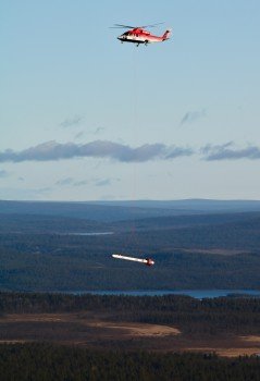 Ein Hubschrauber erkundet mit höchstempfindlicher Magnetfeldsensorik das Explorationsgebiet in Kiruna. © Michael Becken