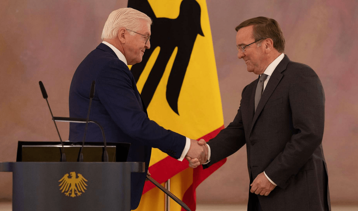 Im Schloss Bellevue: Bundespräsident Frank-Walter Steinmeier (li) ernennt Boris Pistorius zum neuen Bundesminister der Verteidigung