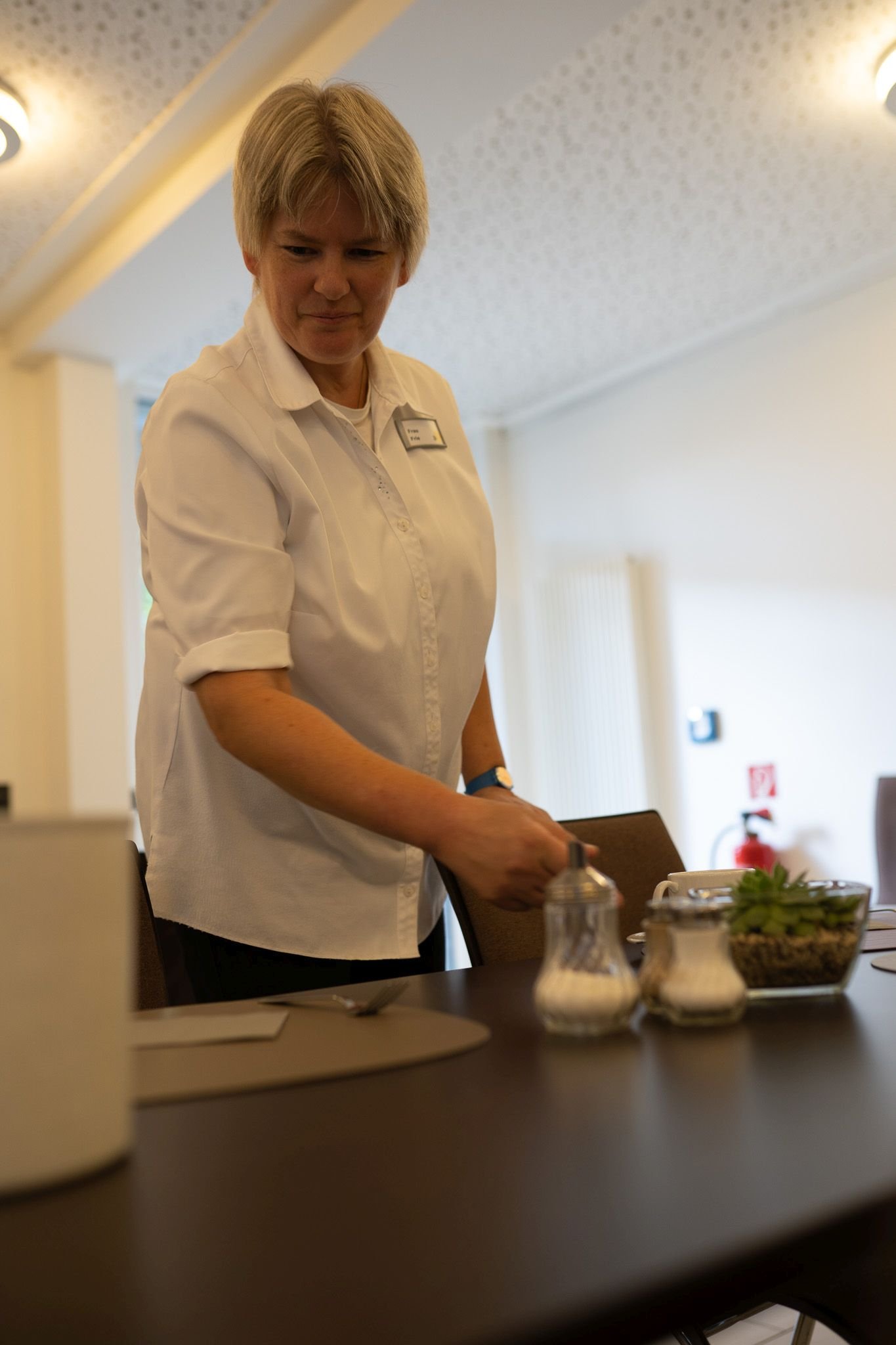 Foto: Gelungene Inklusionsarbeit als guter Service und Erfolgsrezept: Seit zwei Jahren ist das Haus vom Guten Hirten ein Drei-Sterne-Hotel, Stefanie Frie arbeitet schon 21 Jahre im Unternehmen.Foto: LWL/Metzdorf