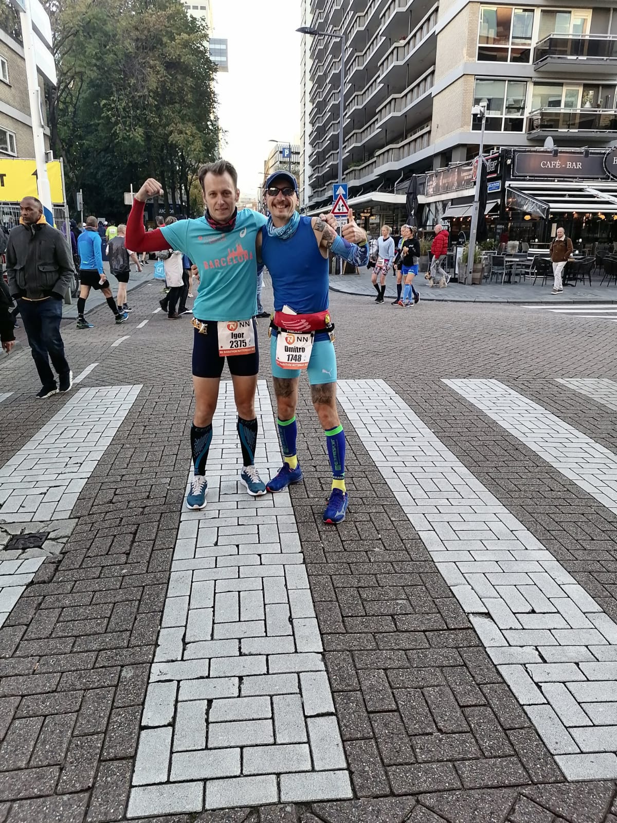 2021 Marathon Rotterdam. Neben ihm ist Dmytro Levchenko, der jetzt in Bakhmut kämpft, sehr schwer verletzt wurde und nach Bakhmut zurückgekehrt ist.