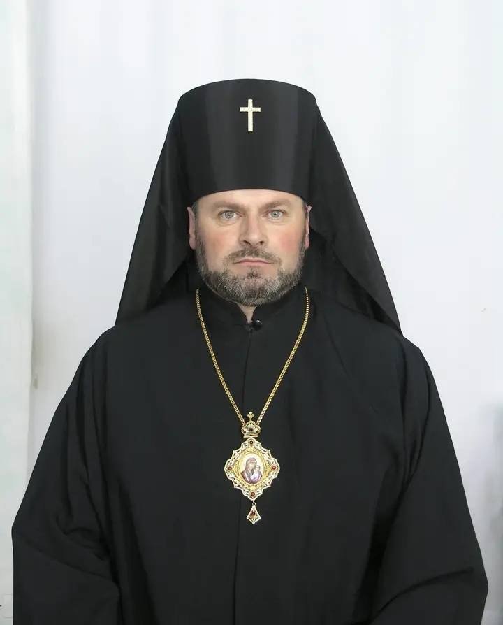 Priester Konstantin Miskiv während der Messe. Ukraine 2022