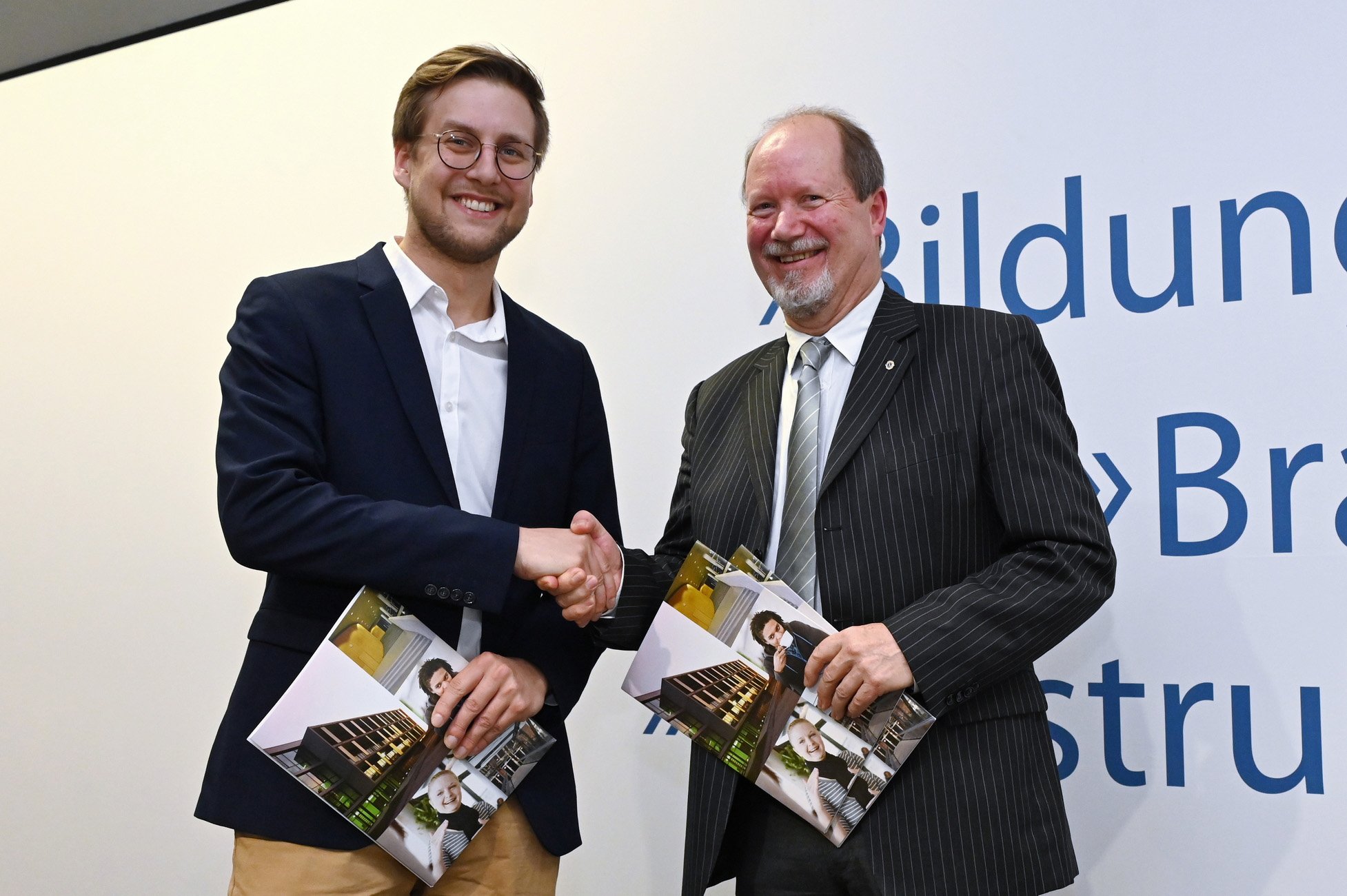 Martin Deppe (l.) von der Guidecom GmbH in Münster hat das duale Studium der Fachrichtung Wirtschaftsinformatik absolviert. Das Bachelorzeugnis überreichte Studiengangsleiter Prof. Dr. Bernhard Müller-Jundt.  Foto: Joachim Busch/IHK Nord Westfalen