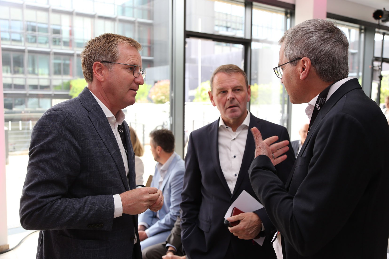 Beim Digital Summit Euregio im Gespräch (v.r.): Peter Schuurmann (Generalkonsul der Niederlande/Düsseldorf), Dr. Fritz Jaeckel (Hauptgeschäftsführer der IHK Nord Westfalen) und Günter Gülker (Geschäftsführer der Deutsch-Niederländischen Handelskammer).  Foto: IHK Nord Westfalen