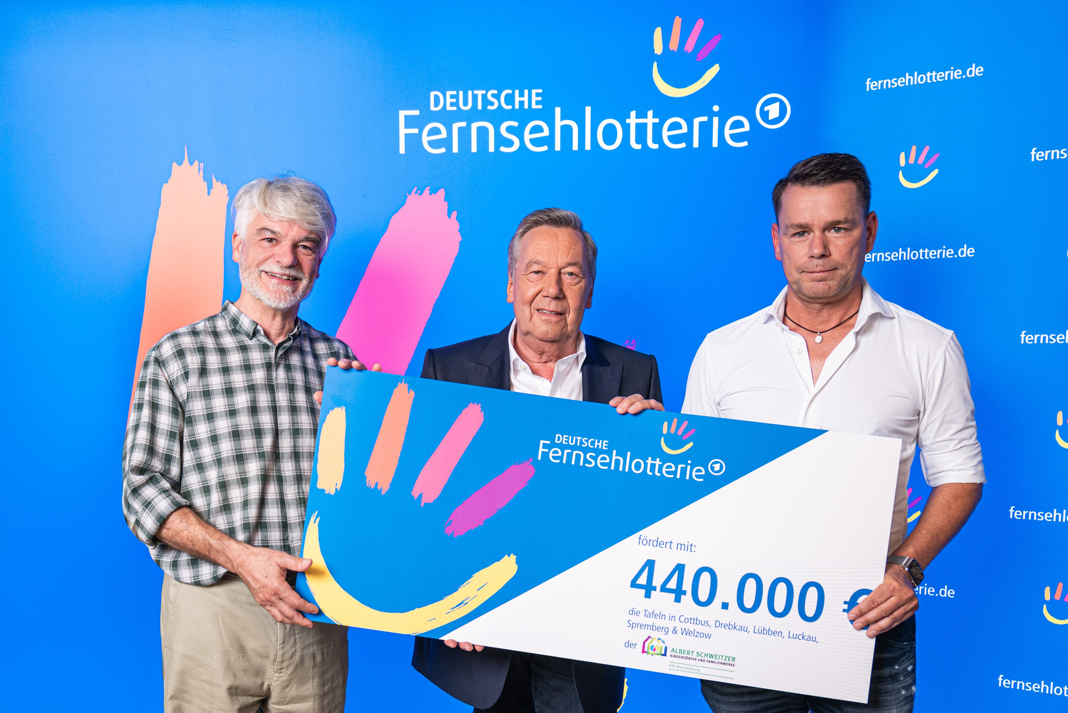 Die Tafeln des Albert-Schweitzer-Familienwerks Brandenburg erhalten 440.000 Euro von der Deutschen Fernsehlotterie: Christian Kipper (Geschäftsführer Deutsche Fernsehlotterie), ROLAND KAISER und Kai Noack (Geschäftsführer des Albert-Schweitzer-Familienwerks Brandenburg e.V.). / Weiterer Bildrechte: Deutsche Fernsehlotterie Fotograf: Guido Werner