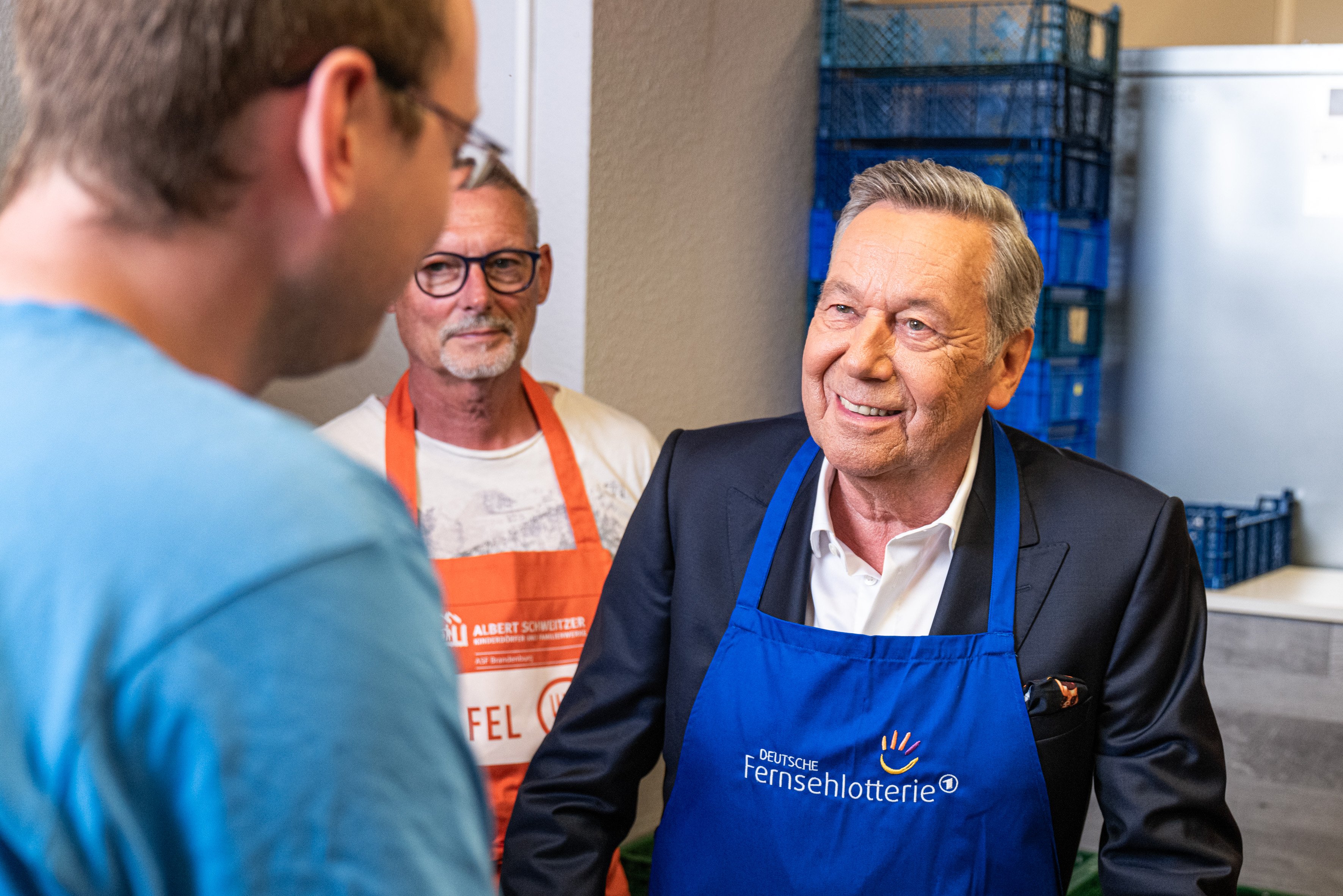 ROLAND KAISER bei der Tafel Cottbus Bildrechte: Deutsche Fernsehlotterie Fotograf: Guido Werner