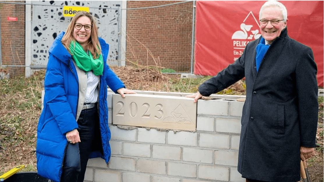 Grundsteinlegung für das Pelikanhaus: Britta Altenhofen von der Toni-Kroos-Stiftung und Professor Ralf Scherer vom Förderverein Pelikanhaus. | Foto: Markus Hauschild