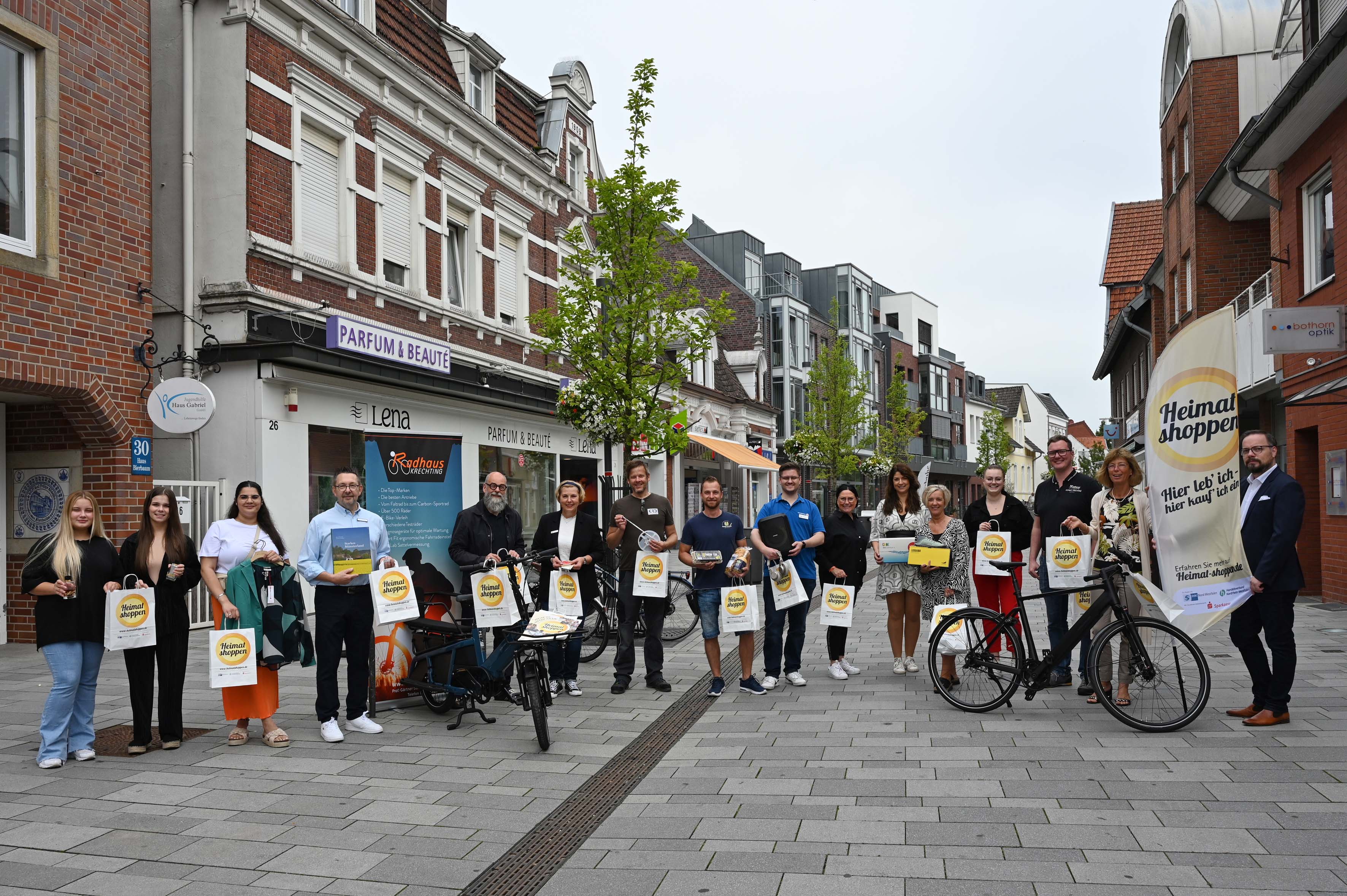 Freuen sich auf „Heimat shoppen“ in Ochtrup (v.l.): Selina Pais und Sina Wenker (Lena Parfümerie), Marlen Viera e Silva (CeDe Trendline), Markus Bünseler (Steffers Buchhandlung/Bürobedarf/Lotto), Thomas Büchler (Vorsitzender VWO Veranstaltungs- und Werbegemeinschaft Ochtrup), Doris Kretschmer (Kreissparkasse Steinfurt), Timo Rolofs (ERO Lichttechnik Rolofs GmbH), Oliver Kunath (Geflügelhof Biermann), Tim Hansen (expert), Anna Diekmann, Marita Velbert (Bothorn Optik GmbH), Silke Caballero (huls.schuhe), Michaele Spies (Bothorn Optik GmbH), Dominic Krechting (Radhaus Krechting), Dorothe Hünting-Boll (IHK Nord Westfalen) und Tobias Buller-Langhorst (Handelsverband NRW Westfalen-Münsterland, Geschäftsstelle Münster).  Foto: Busch/IHK