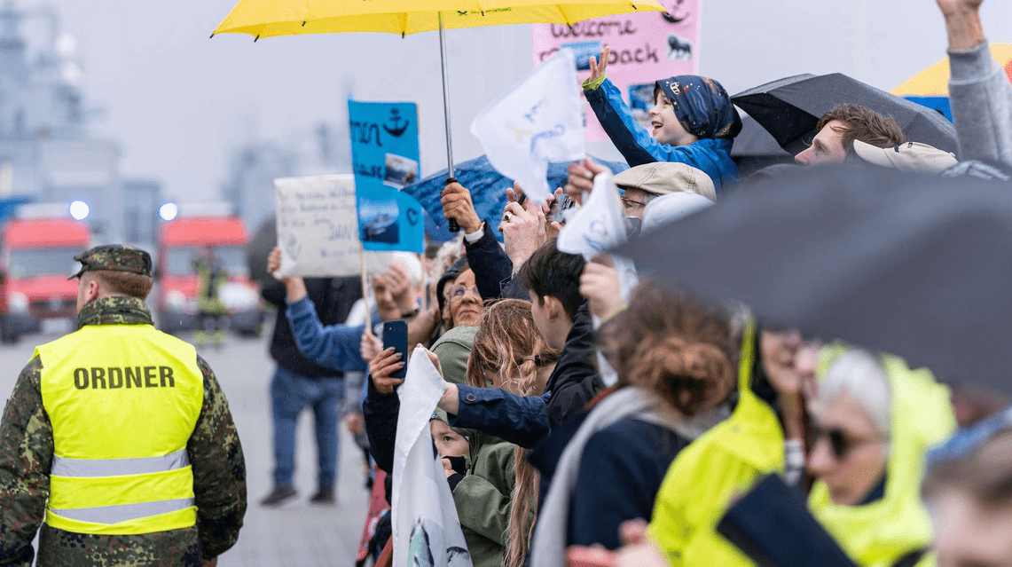 „Wir sind stolz auf Euch“: Rund 800 Familienangehörige und Freunde haben ihren Liebsten ein herzliches Willkommen bereitet Bundeswehr/Leon Rodewald